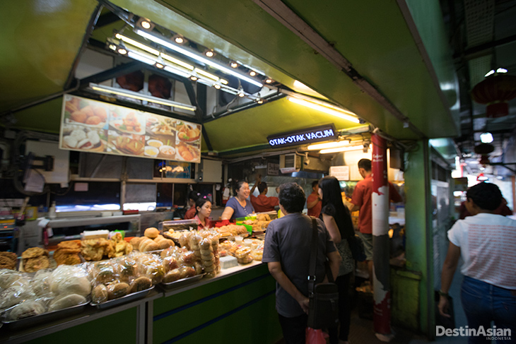 Kios snack dan permen di Pasar Atom.