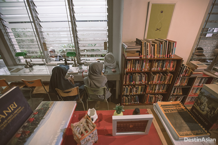 Berfungsi sebagai perpustakaan, ruang kerja bersama, dan pertemuan untuk bertukar pengetahuan sambil menikmati kopi dan teh.