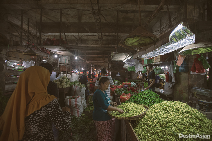 Lantai dasar Pasar Keputran yang meriah dengan sayur mayur dari berbagai daerah di Jawa Timur.