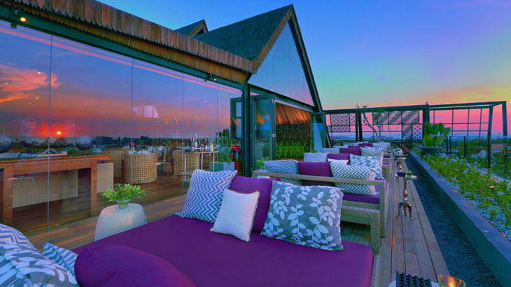 Bar rooftop di Four Points Seminyak.