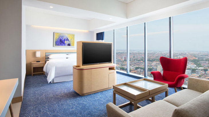 Suite di Four Points Surabaya dilengkapi area tamu.