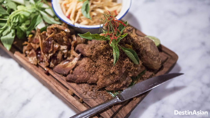 Kiri-kanan: Tangga menuju area lantai dua Hujan Locale; Menu khas Indonesia kreasi Will Meyrick.