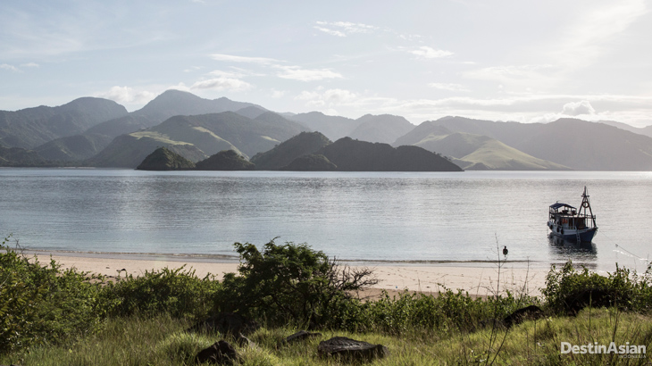 Sebuah sekunar yang bersandar di salah satu pulau di TN Komodo. (Foto oleh Putu Sayoga)