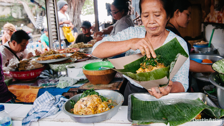 Warung Bu Weti yang senantiasa ramai di jam sarapan.