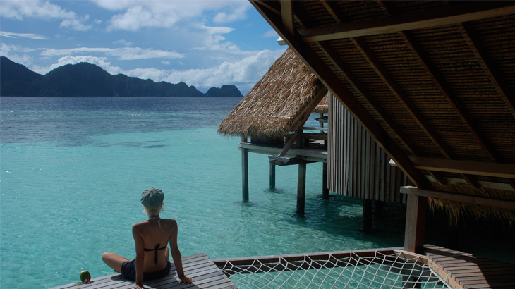 Salah satu unit penginapan di Misool Eco Resort. (Foto oleh Marit Miners).