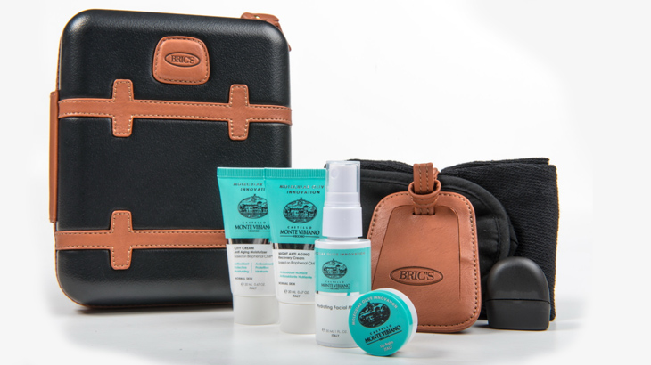 Amenity kit untuk kabin First Class yang mengadopsi desain salah satu koper Bric's.