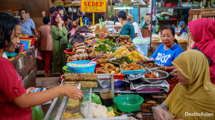 Para penjual jajanan tradisional di Pasar Gede.