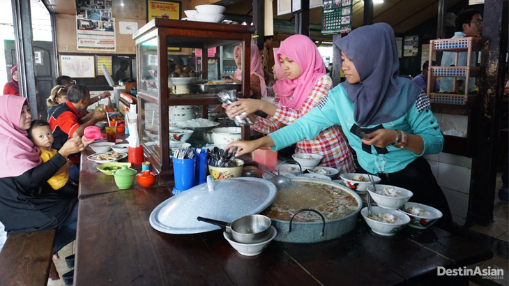 Soto Gading yang tak pernah sepi pengunjung.