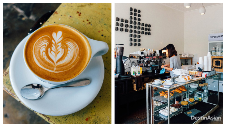 Kiri-kanan: Latte art di Superrandom yang terlihat rapi; Pojokan barista dengan meja etalase kue.