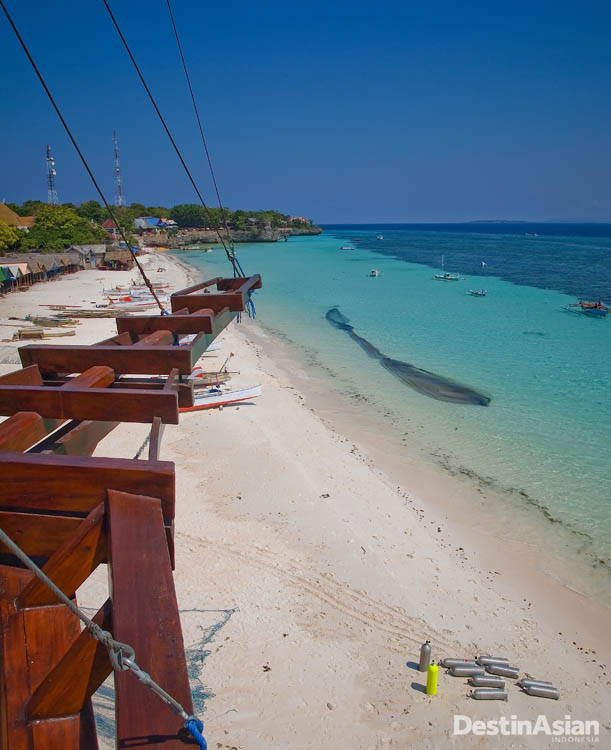 Pantai pasir putih dan laut berwarna pirus di pesisir Tanjung Bira.
