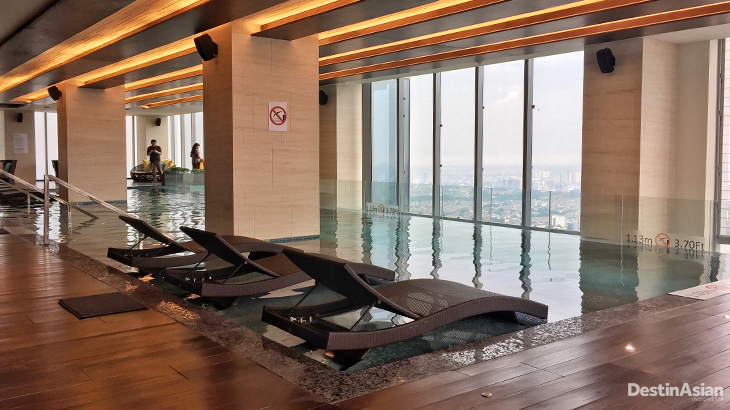 Kolam renang dengan pemandangan menarik.
