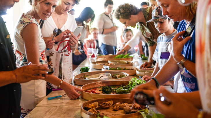Para peserta Ubud Food Festival dalam mengenal sesi bumbu lokal.