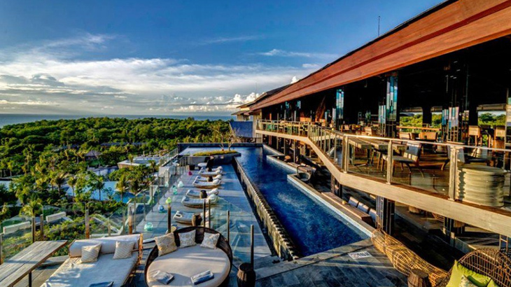Pemandangan Bukit Jimbaran dari Unique Rooftop.