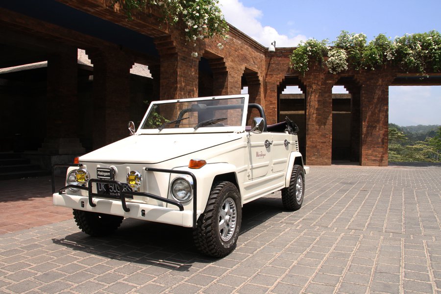 Kendaraan VW 181 yang siap membawa tamu keliling Ubud.