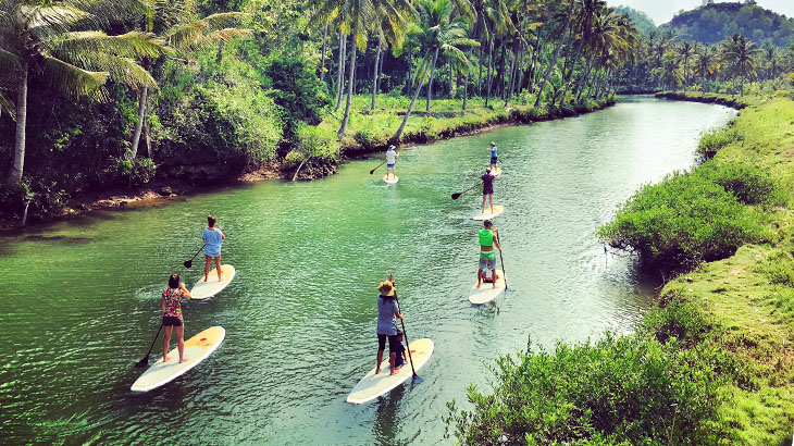 Para peselancar di sebuah sungai di Desa Limasan. (Foto oleh Rizal Tanjung).